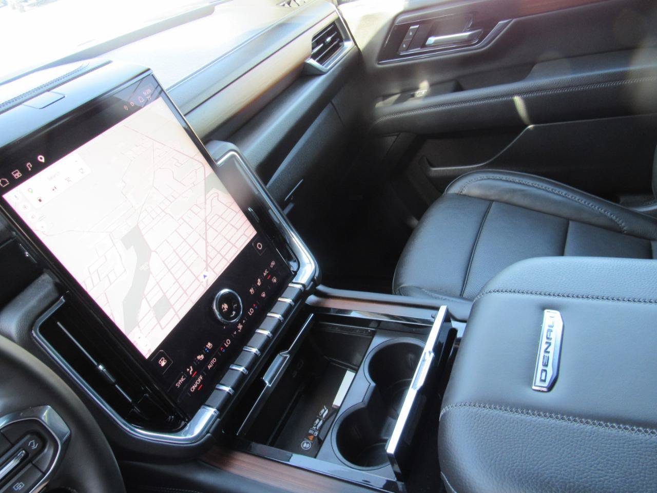 Used 2025 GMC Yukon XL Denali AWD/4WD image 28