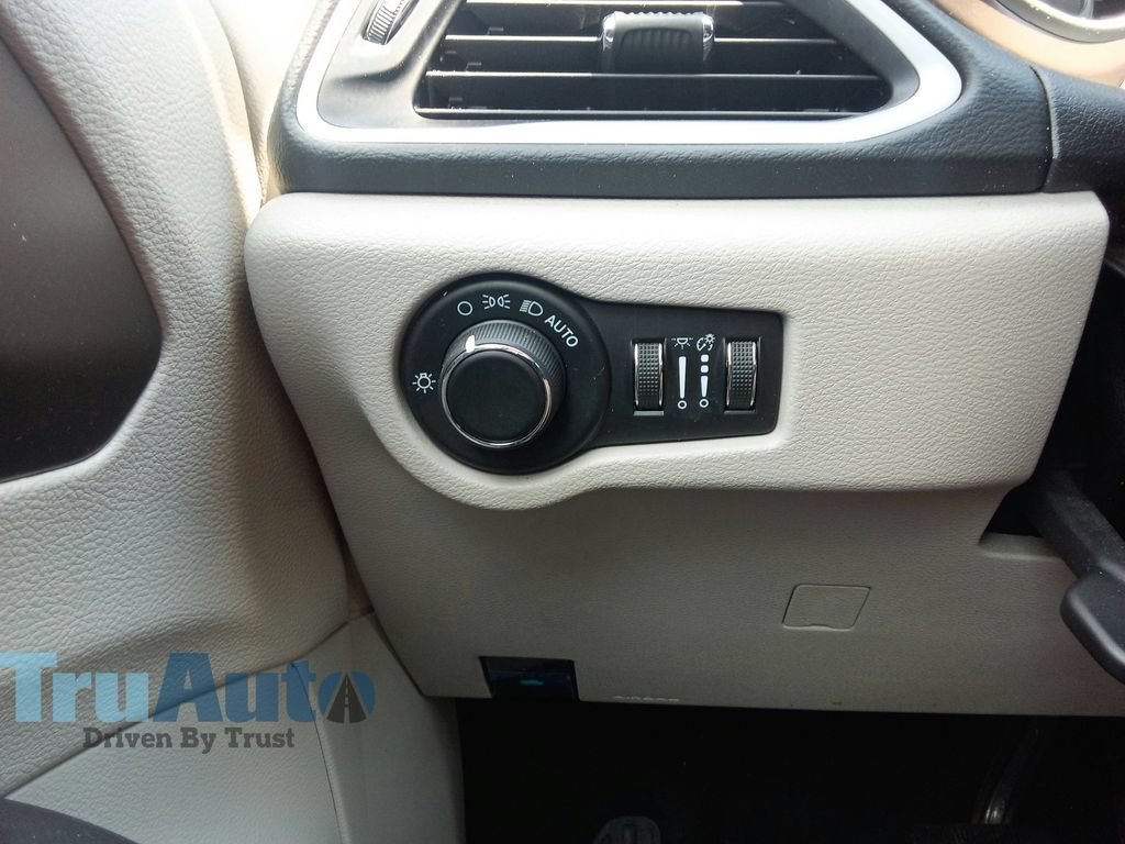 Used 2023 Chrysler Voyager LX FWD image 35