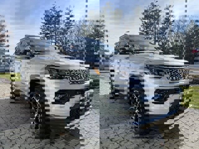 Used 2025 Jeep Compass Limited w/ Sun & Sound Group image 4