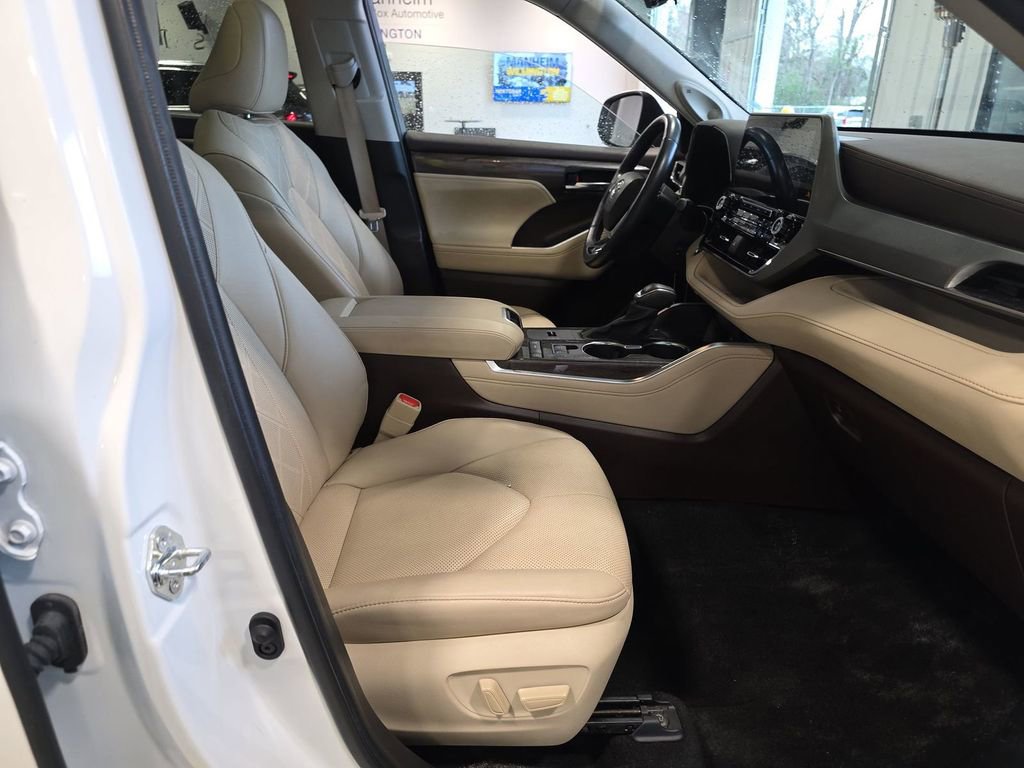 Used 2022 Toyota Highlander Platinum image 9