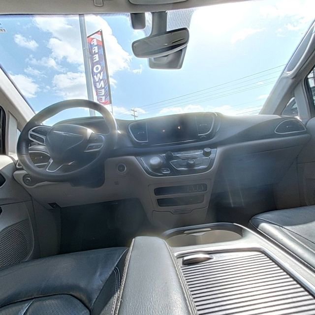 Used 2022 Chrysler Pacifica Touring-L image 25