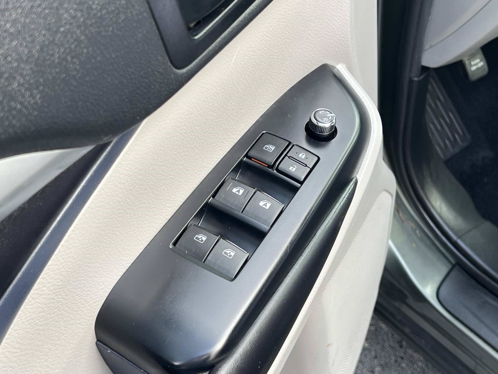 Used 2019 Toyota Highlander Plus FWD image 17