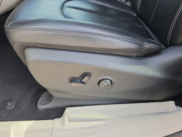 Used 2023 Chrysler Pacifica Touring-L FWD image 16