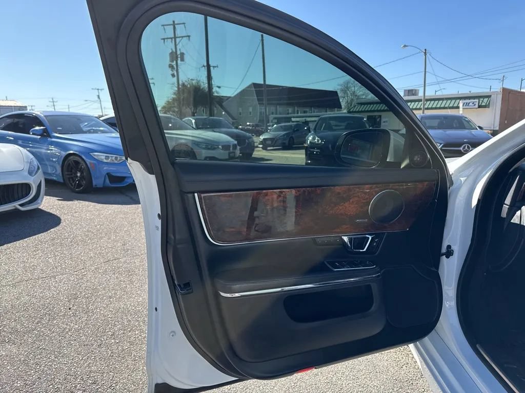 Used 2019 Jaguar XJ R-Sport AWD/4WD image 2