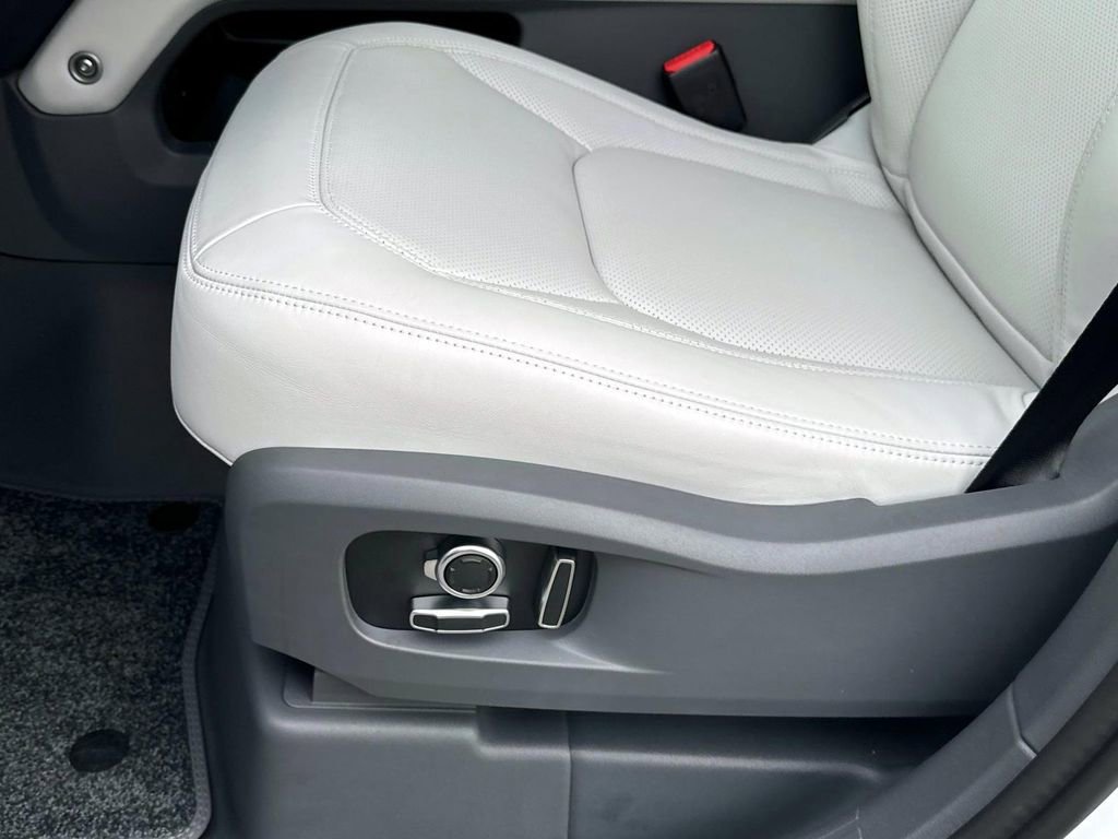 New 2025 Land Rover Defender 130 X-Dynamic SE image 18