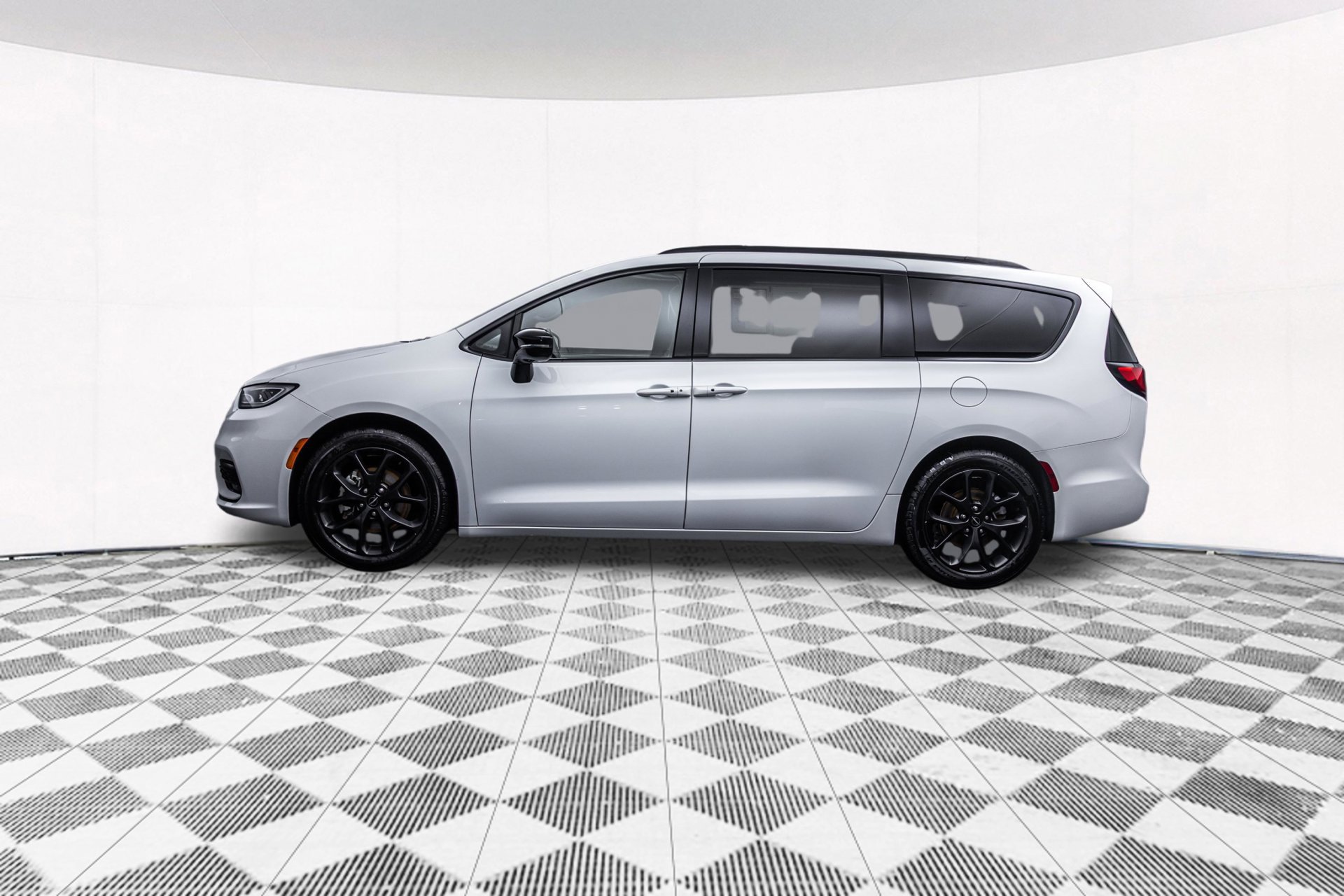 Used 2025 Chrysler Pacifica Limited FWD image 6