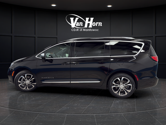 Used 2025 Chrysler Pacifica Pinnacle w/ Trailer Tow Group AWD/4WD image 4