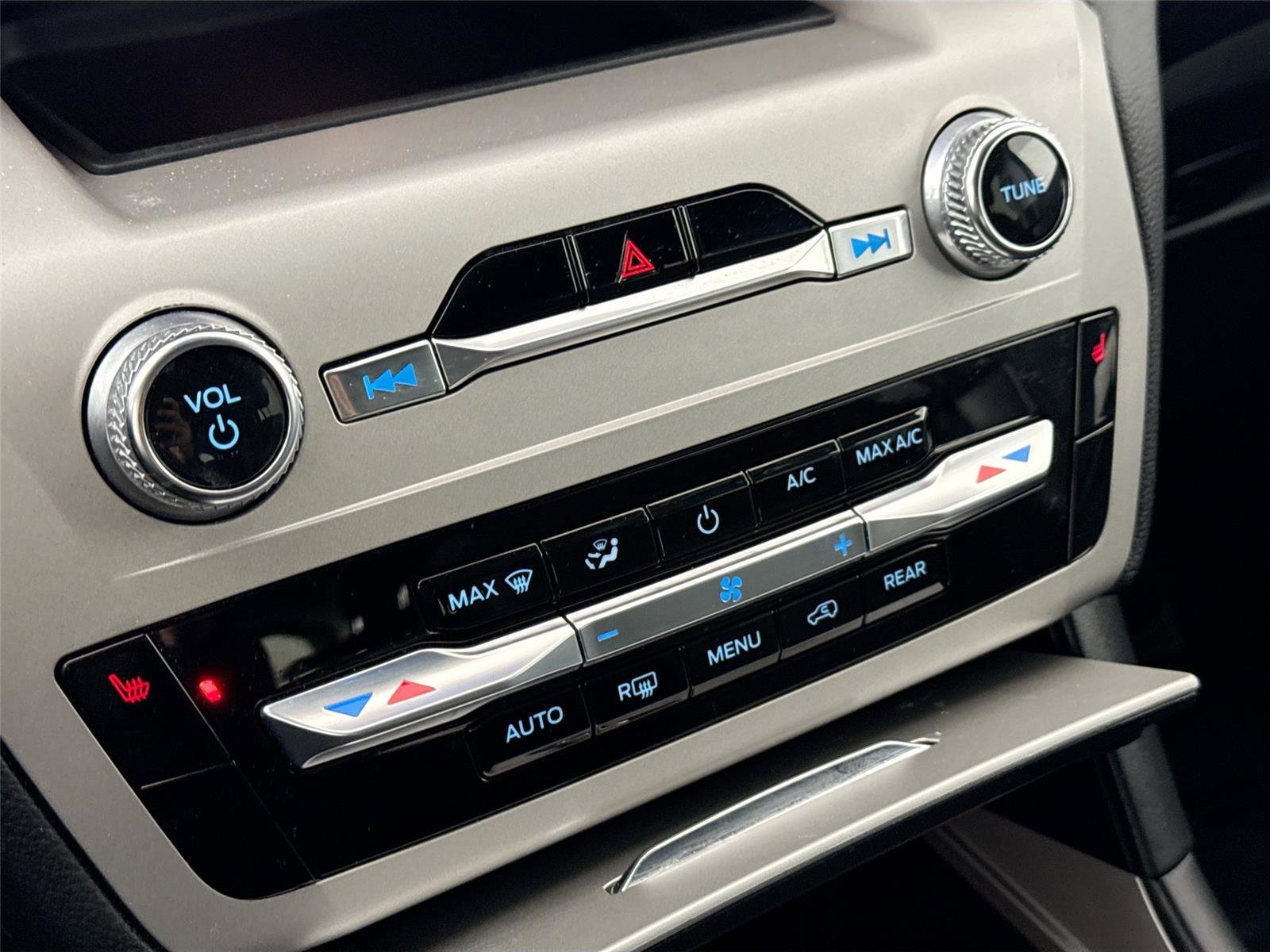 Used 2024 Ford Explorer XLT w/ Class IV Trailer Tow Package image 23