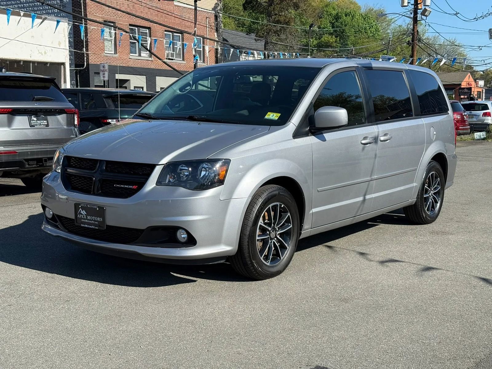 Used 2015 Dodge Grand Caravan SXT FWD image 1