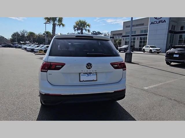 Used 2023 Volkswagen Tiguan SE w/ Panoramic Sunroof Package FWD image 23