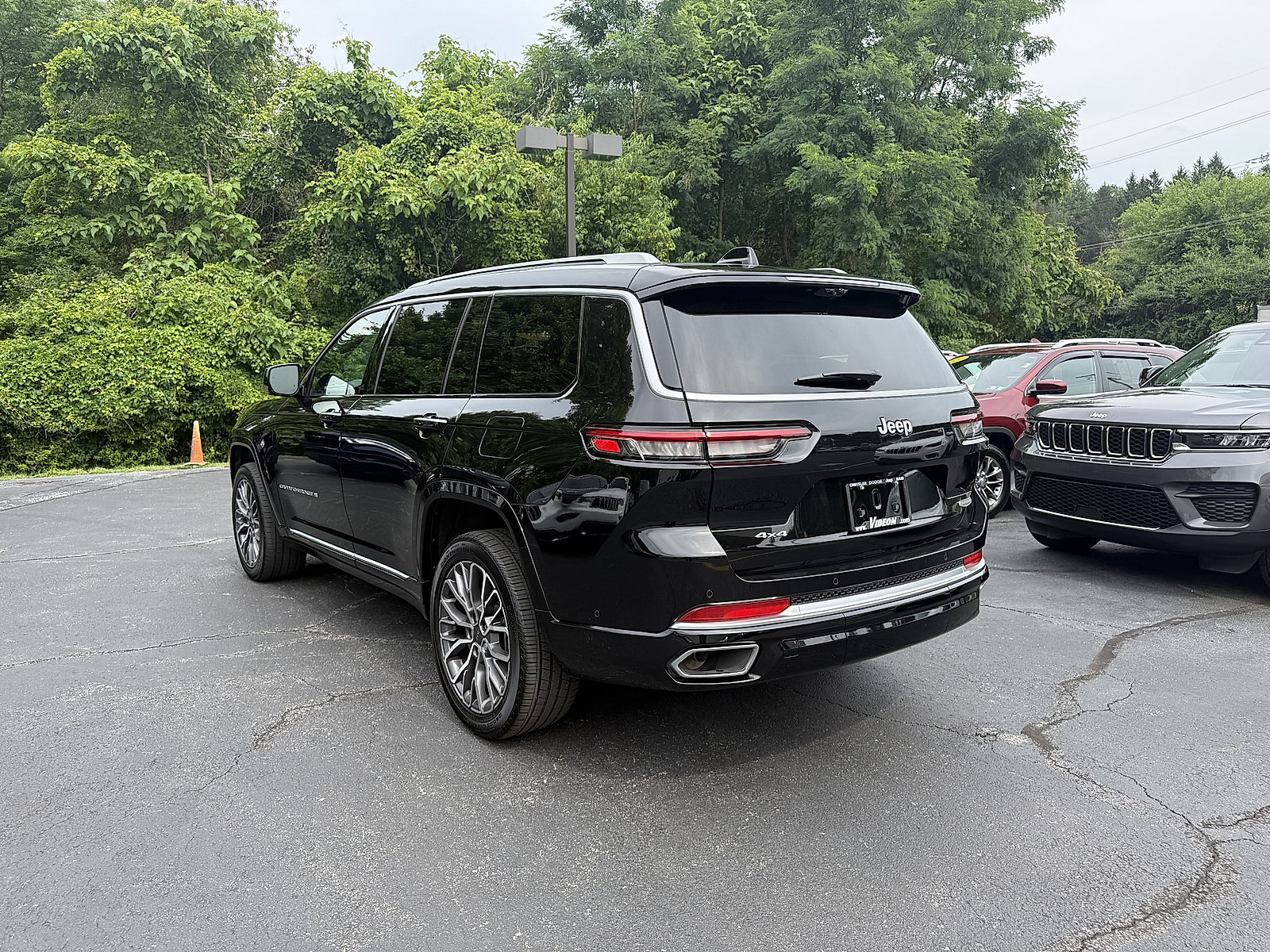 Used 2023 Jeep Grand Cherokee L Summit AWD/4WD image 4