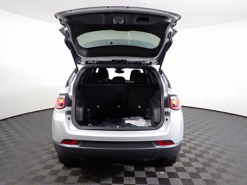 New 2026 Jeep Compass Latitude image 11