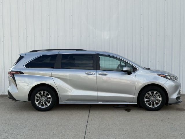Used 2025 Toyota Sienna XLE FWD image 3