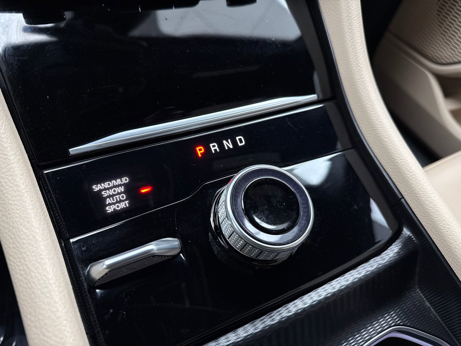 Used 2025 Jeep Grand Cherokee Limited w/ Black Appearance Package image 32