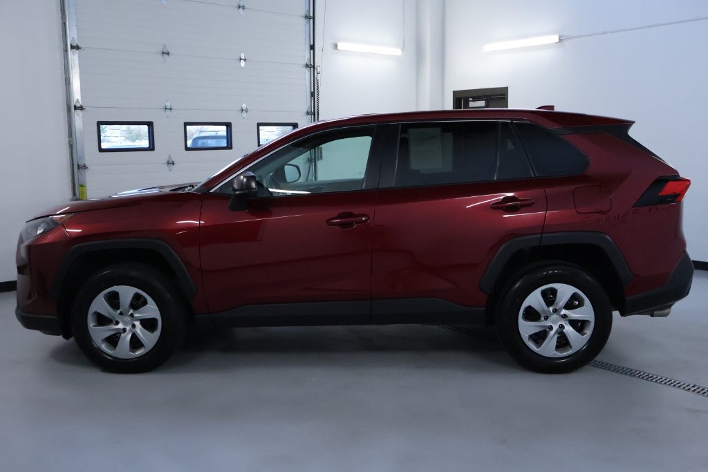 Used 2022 Toyota RAV4 LE AWD/4WD image 4