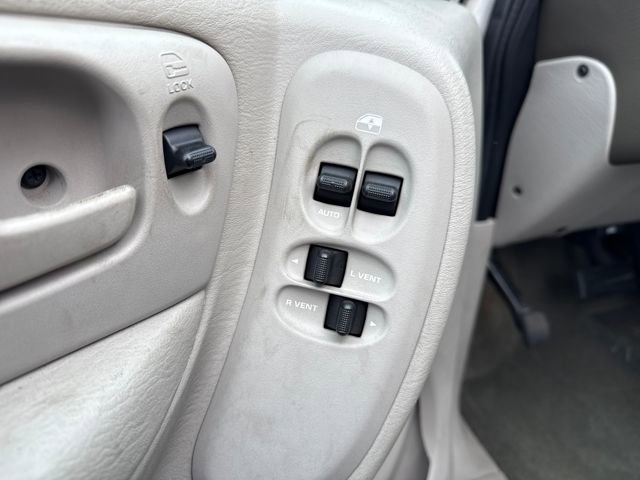 Used 2005 Chrysler Town & Country Touring image 20