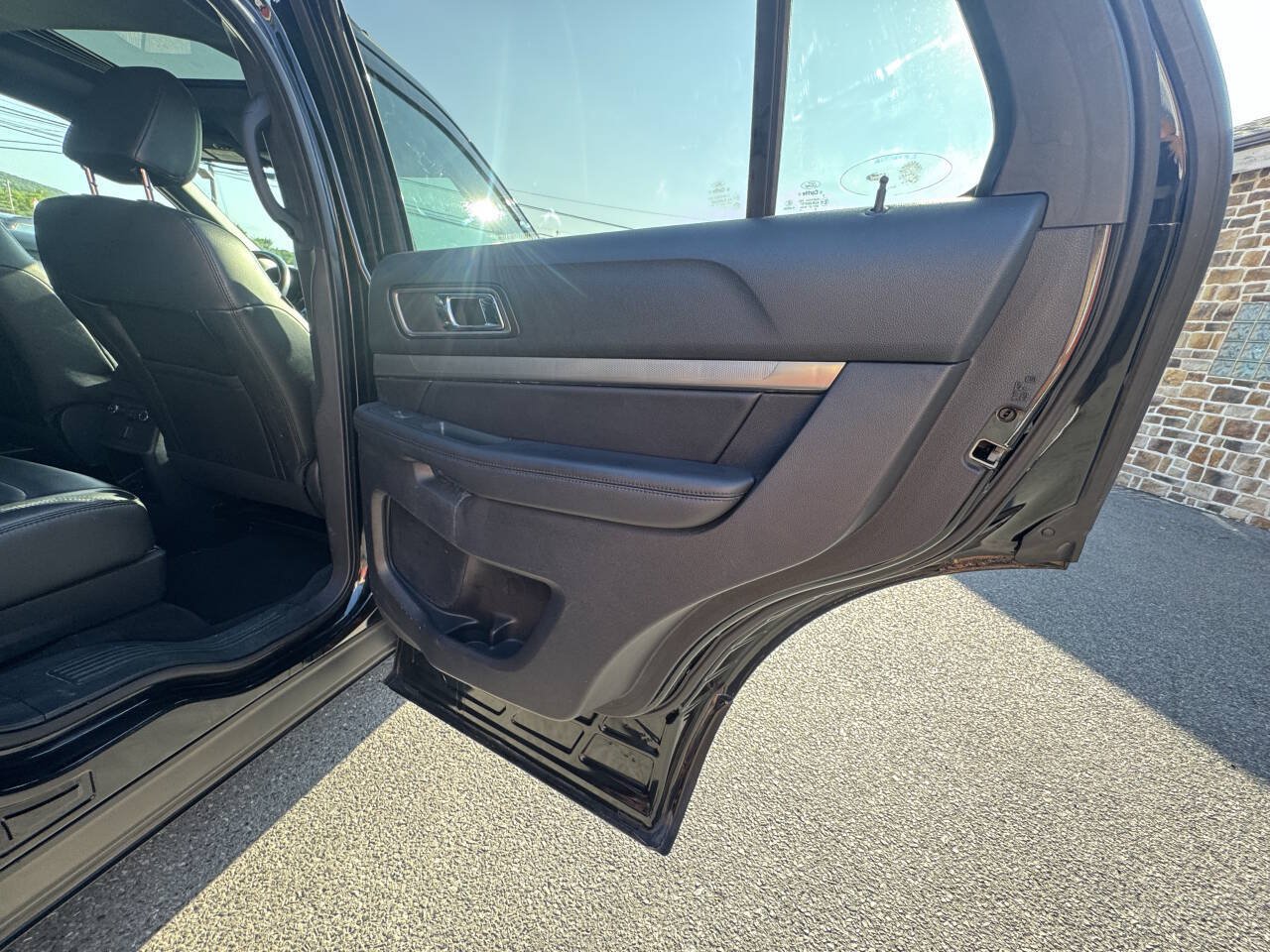 Used 2018 Ford Explorer XLT w/ Equipment Group 202A AWD/4WD image 21