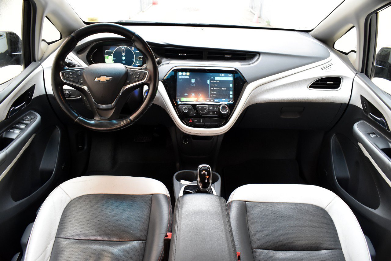 Used 2020 Chevrolet Bolt Premier w/ Infotainment Package FWD image 24