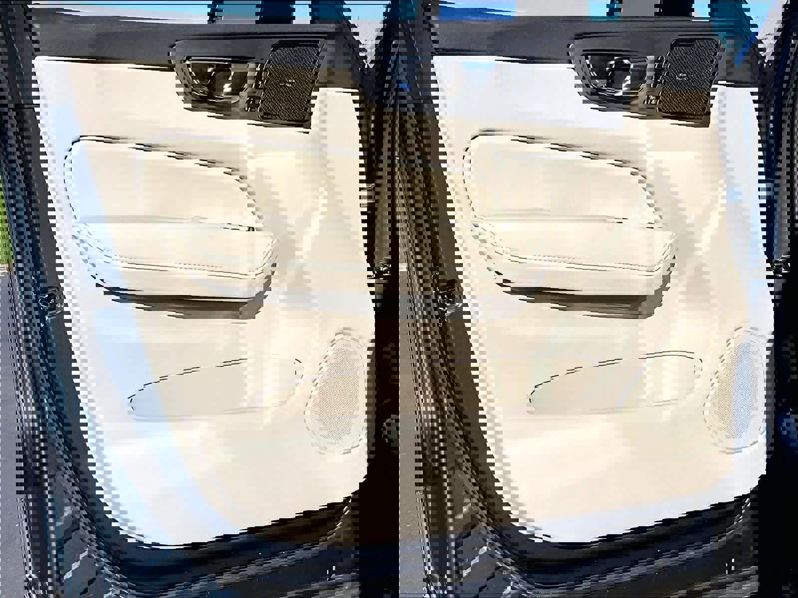 Used 2025 Volvo XC60 T8 Plus w/ Protection Package Premier image 26