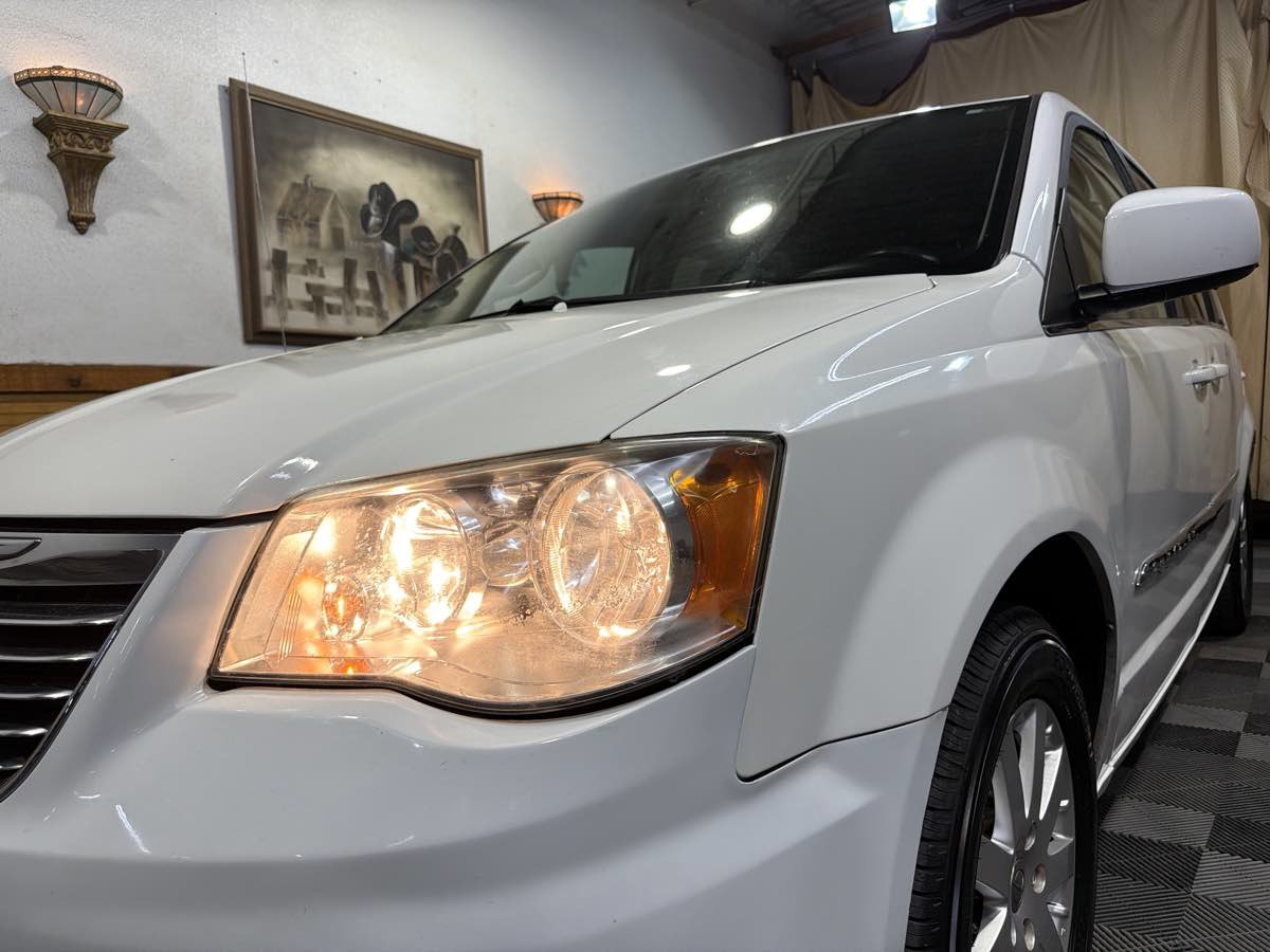 Used 2014 Chrysler Town & Country Touring FWD image 8