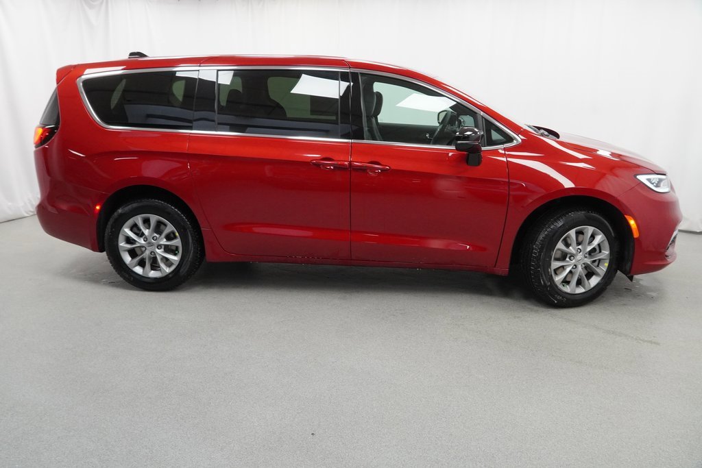 Certified 2025 Chrysler Pacifica Select image 10