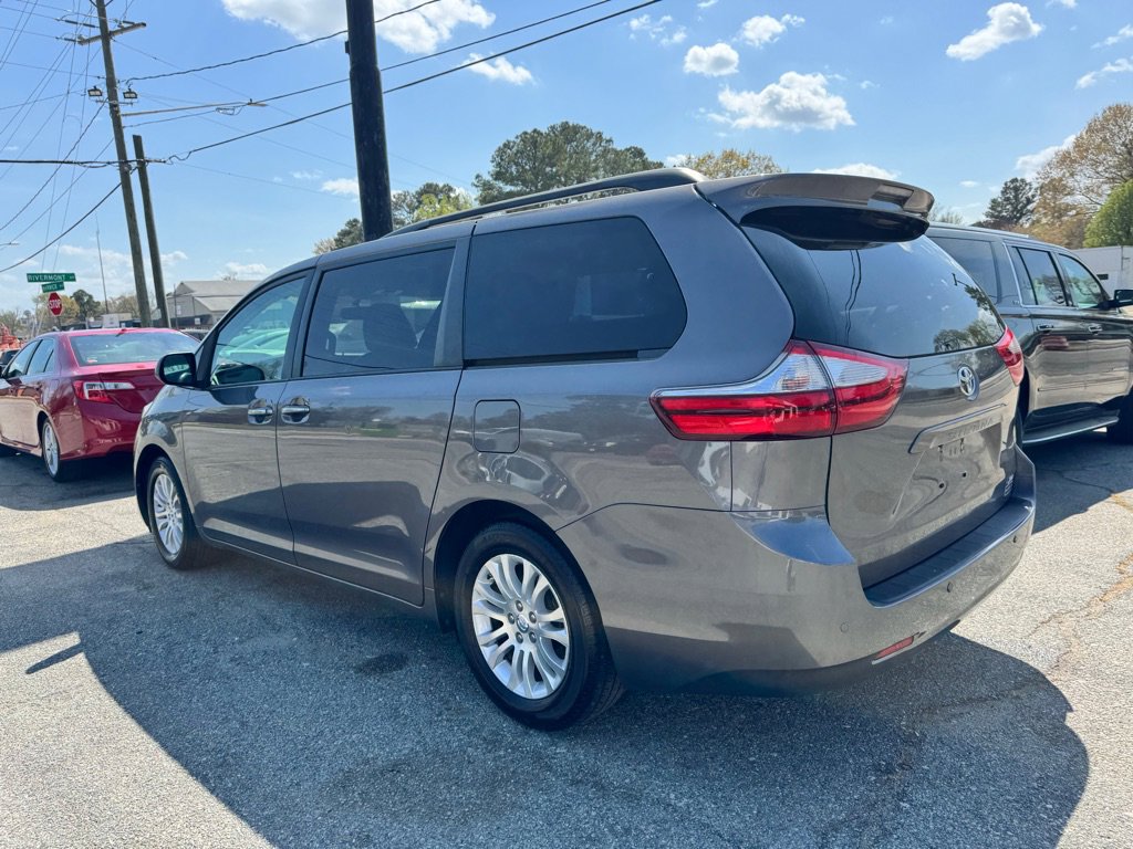 Used 2017 Toyota Sienna XLE Premium image 5