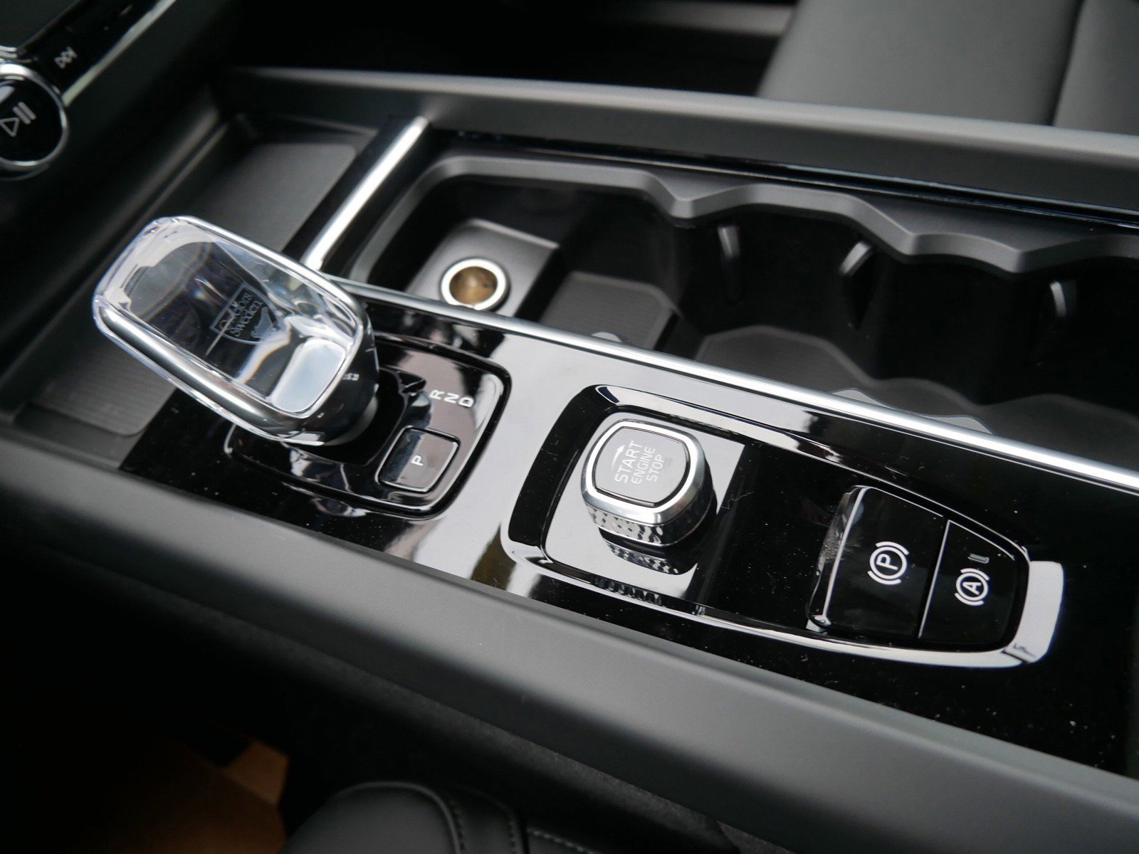 New 2026 Volvo XC60 T8 Plus w/ Climate Package image 8