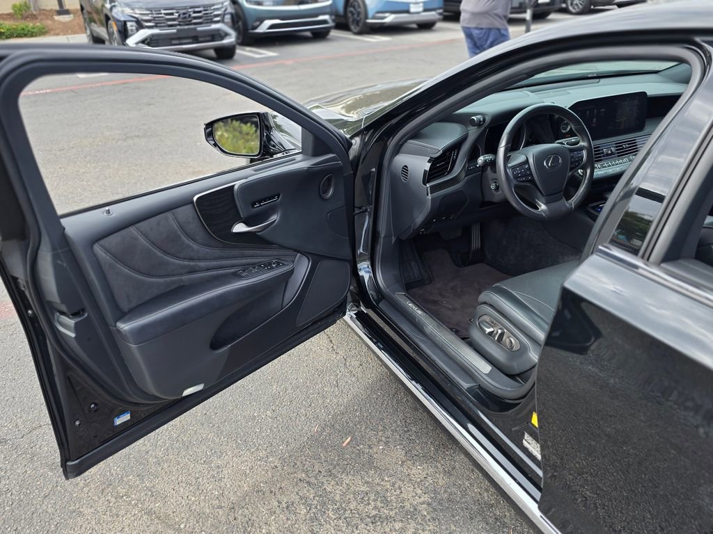 Used 2021 Lexus LS 500 w/ Accessory Package (Z1) RWD image 43