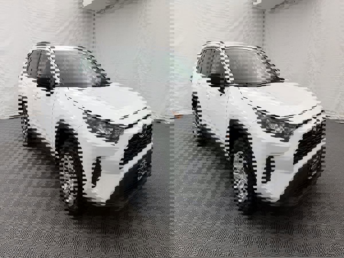 Used 2019 Toyota RAV4 LE image 4
