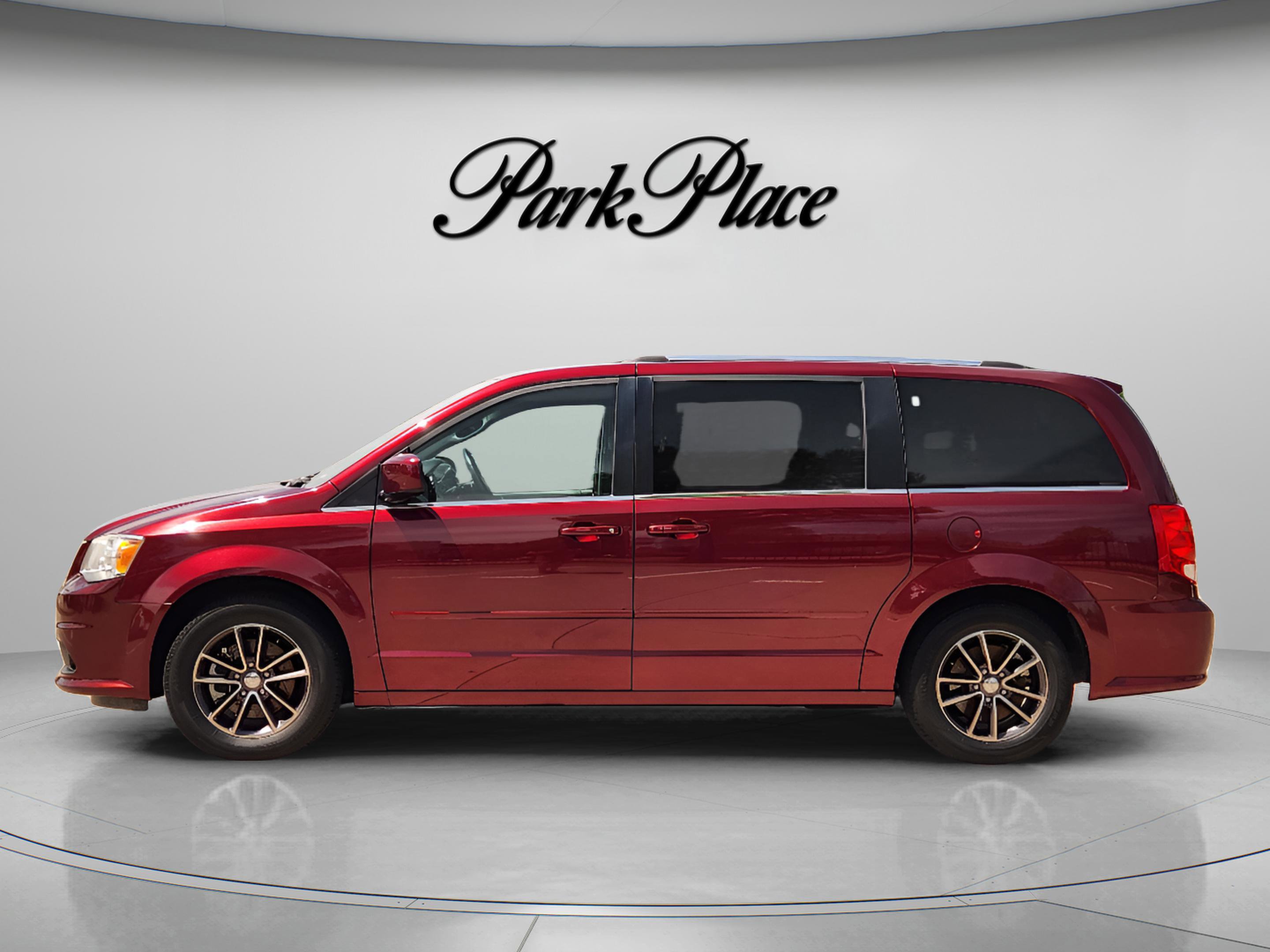 Used 2017 Dodge Grand Caravan SXT image 3