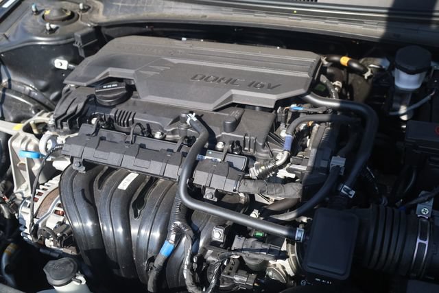 Certified 2025 Hyundai Elantra Limited FWD image 9