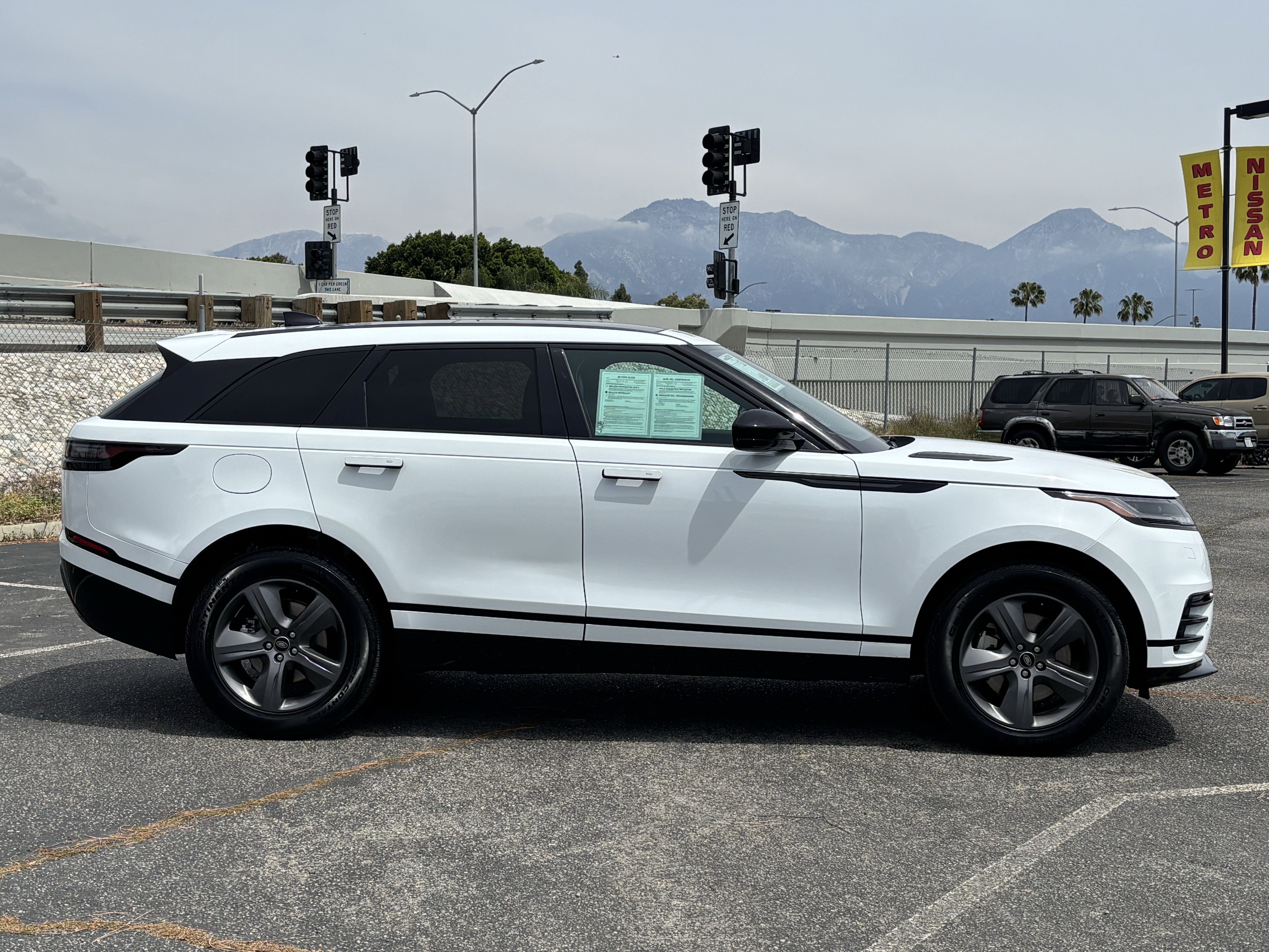 Used 2025 Land Rover Range Rover Velar Dynamic SE image 2