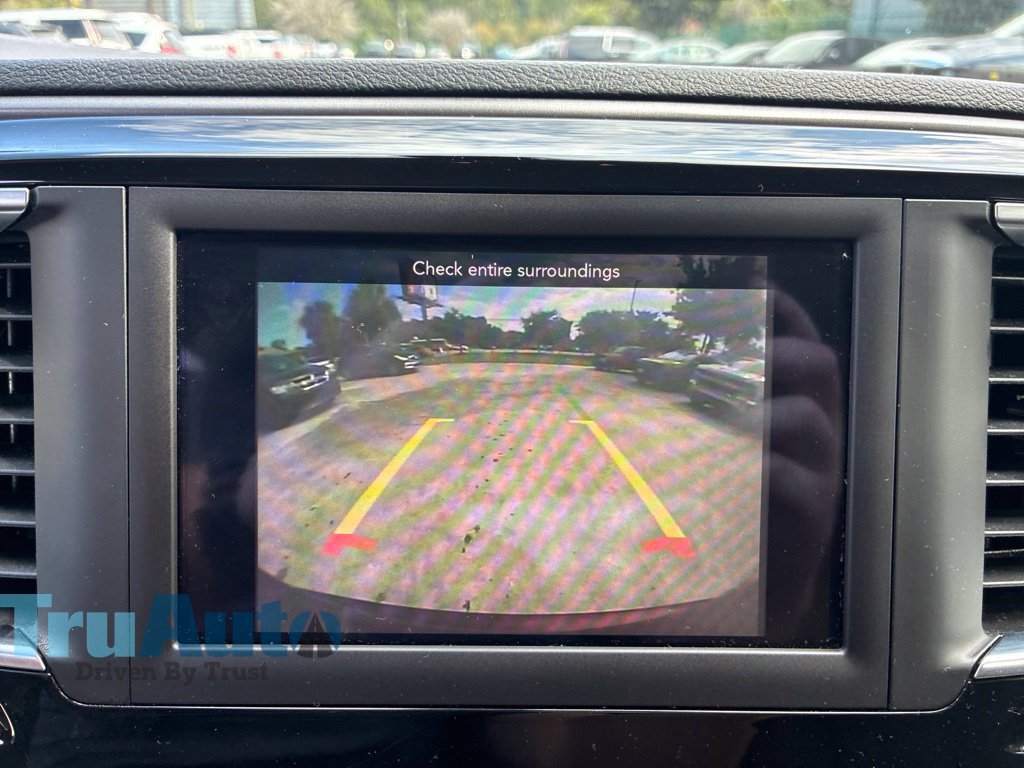 Used 2020 Chrysler Pacifica Touring w/ Tire & Wheel Group FWD image 32