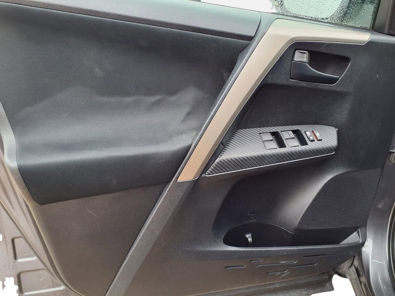 Used 2015 Toyota RAV4 LE image 13