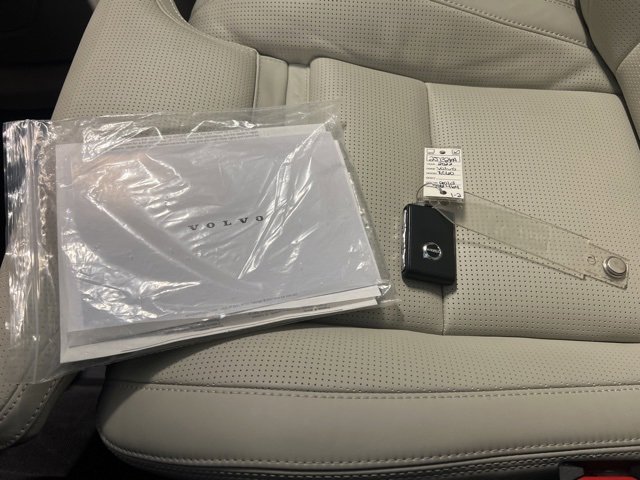 Used 2022 Volvo XC60 B6 Inscription w/ Protection Package Premier image 31