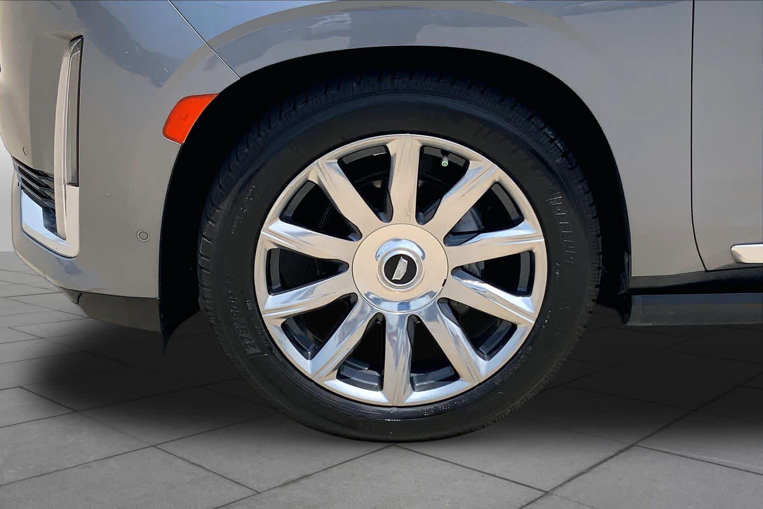 Used 2022 Cadillac Escalade Premium Luxury Platinum w/ Heavy-Duty Trailer Package AWD/4WD image 11
