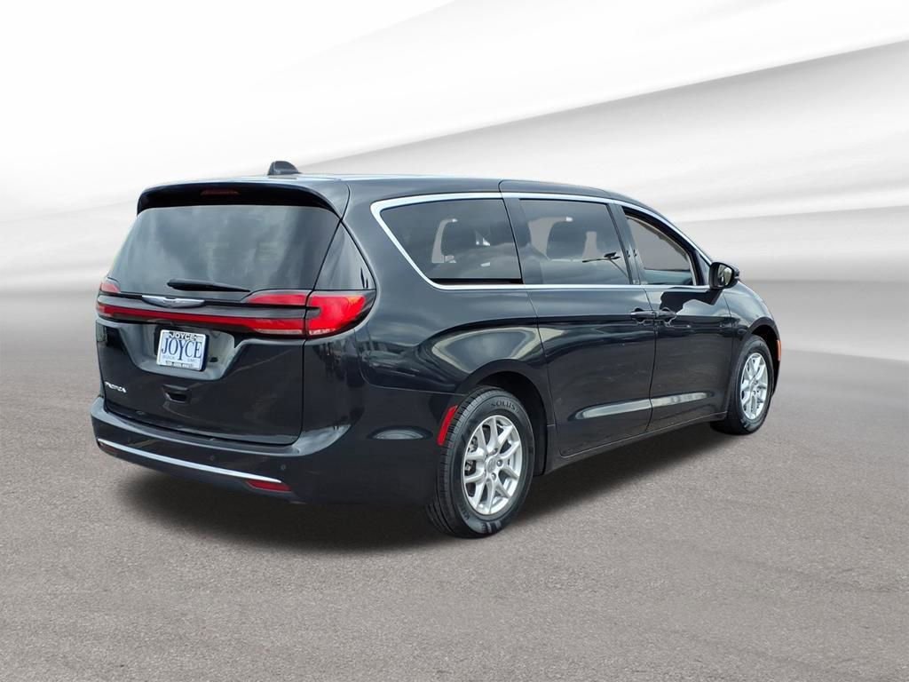 Used 2023 Chrysler Pacifica Touring-L FWD image 6