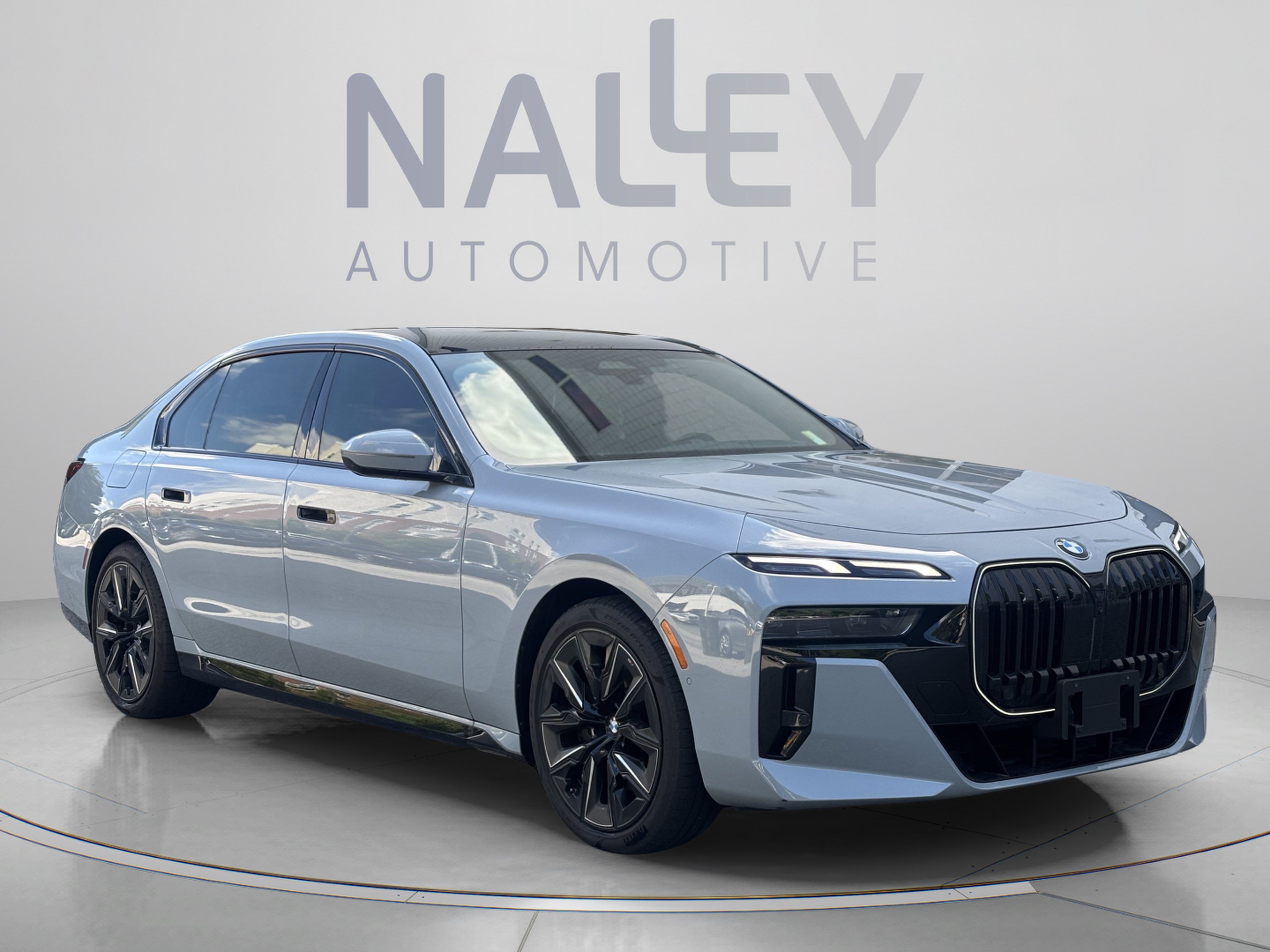 Used 2025 BMW 760i xDrive w/ Premium Package AWD/4WD image 5