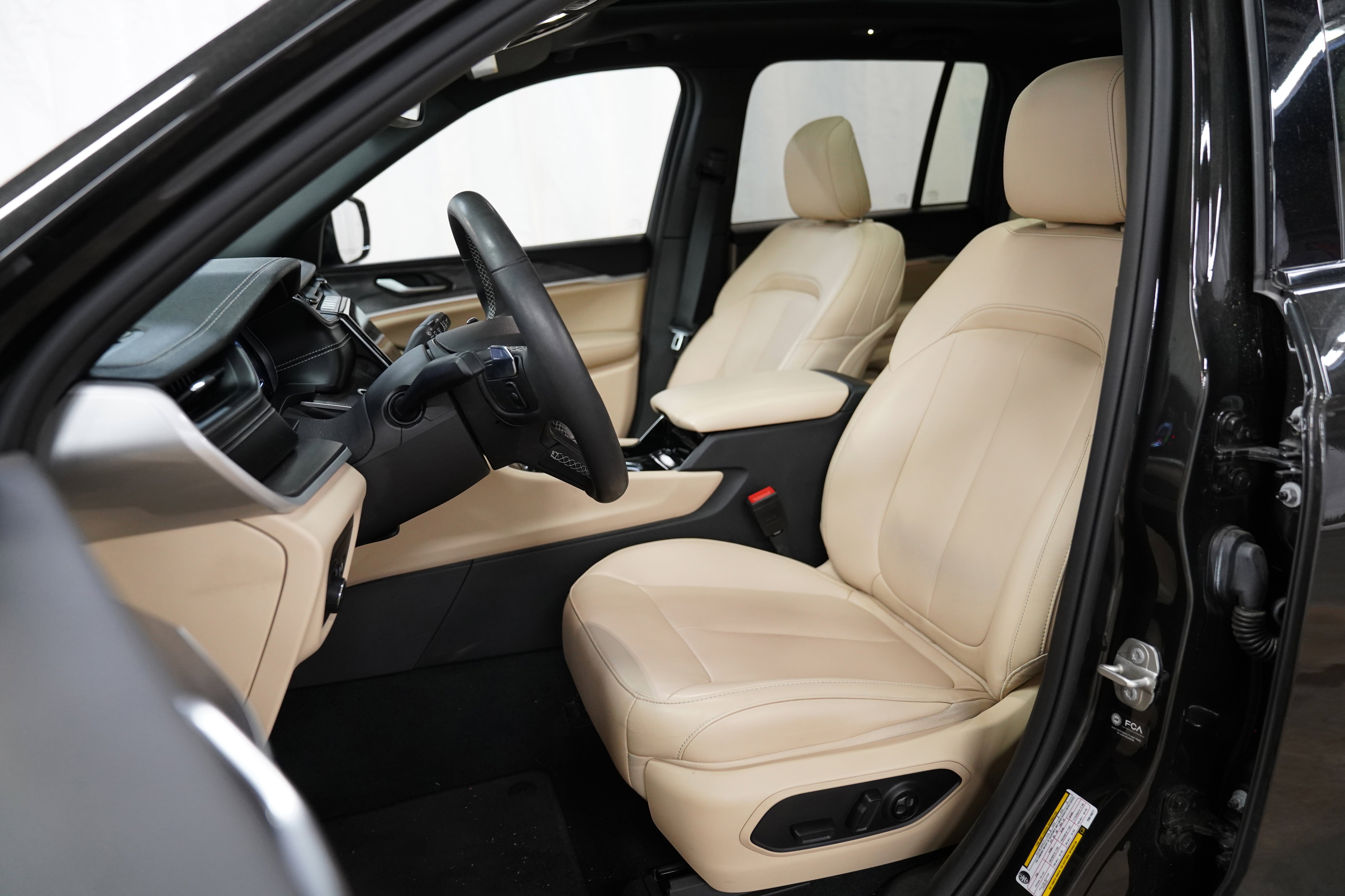 Used 2023 Jeep Grand Cherokee Limited AWD/4WD image 4