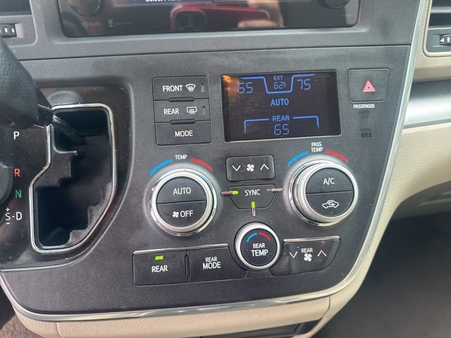 Used 2015 Toyota Sienna LE FWD image 48