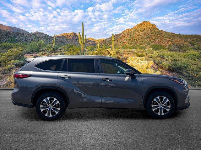 Used 2023 Toyota Highlander XLE FWD image 3