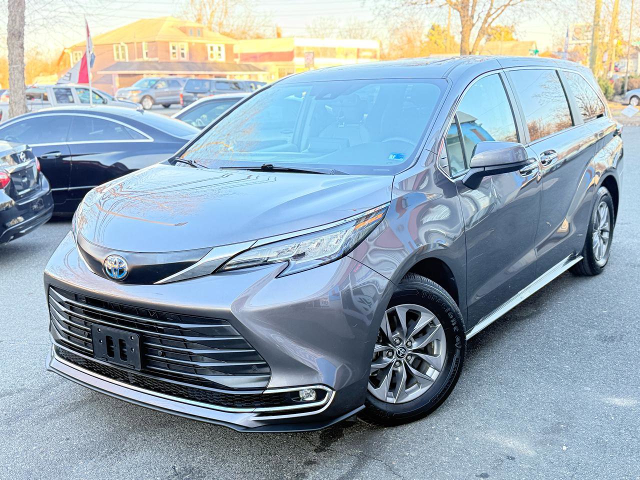 Used 2022 Toyota Sienna XLE image 3