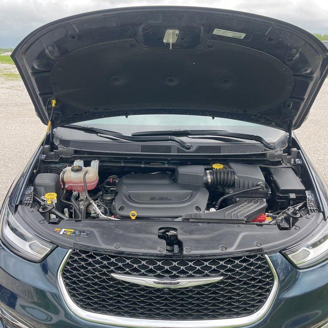 Used 2025 Chrysler Pacifica Select image 22