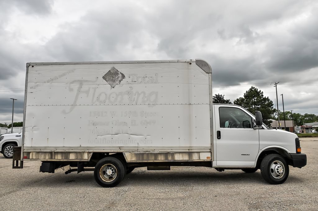 Used 2015 Chevrolet Express 4500 RWD image 4