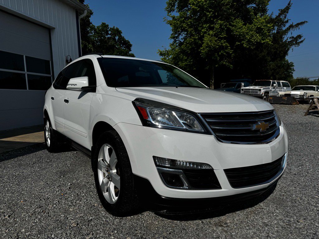 Used 2016 Chevrolet Traverse LT w/ Style and Technology Package image 3