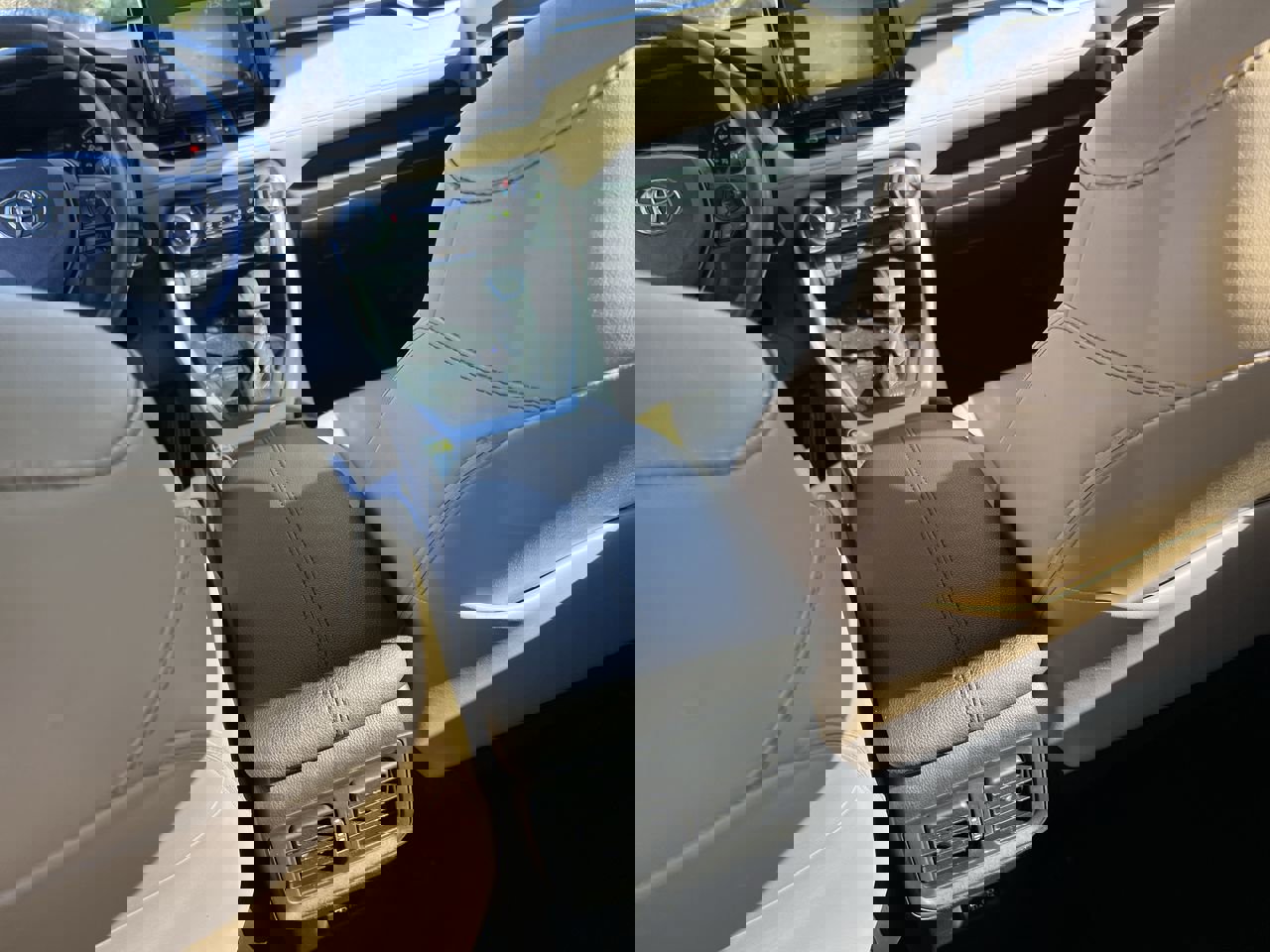 Used 2021 Toyota RAV4 XLE Premium image 31