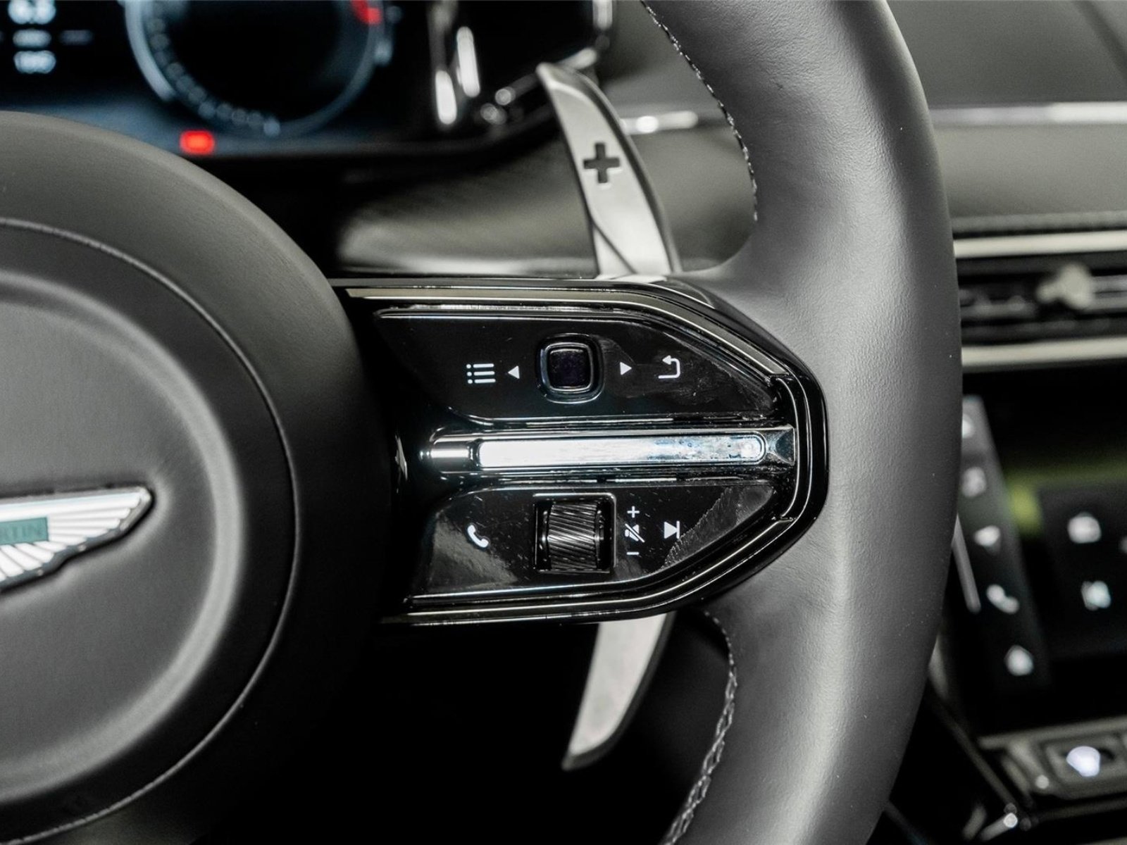 Used 2025 Aston Martin V8 Vantage Coupe image 38