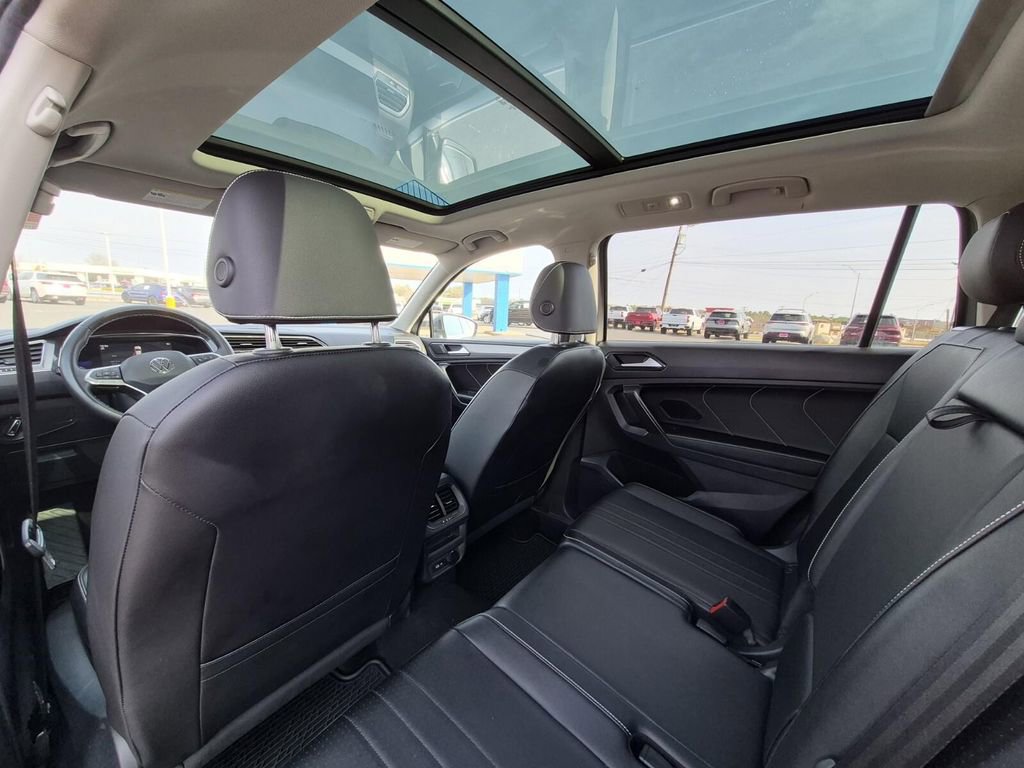 Used 2022 Volkswagen Tiguan SE w/ Panoramic Sunroof Package image 29