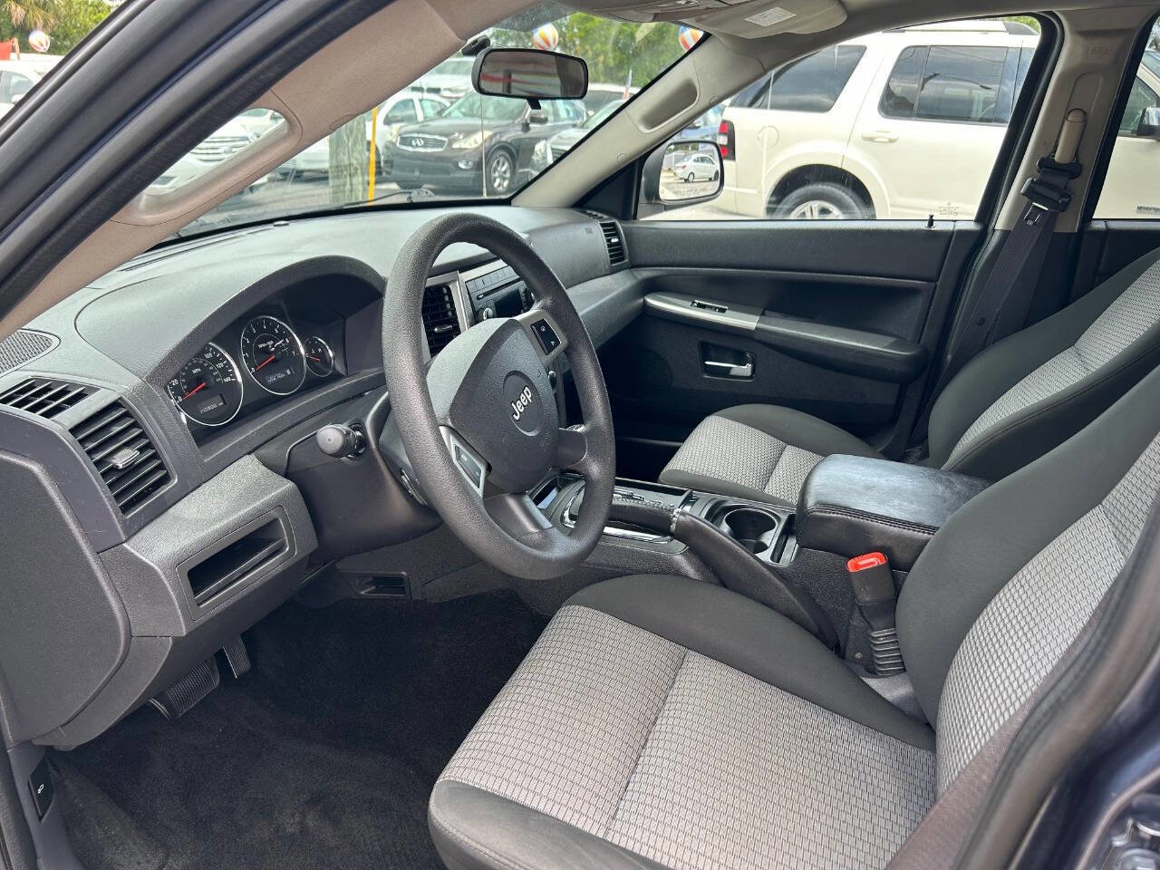 Used 2009 Jeep Grand Cherokee Laredo w/ Sun/Sound Group image 8