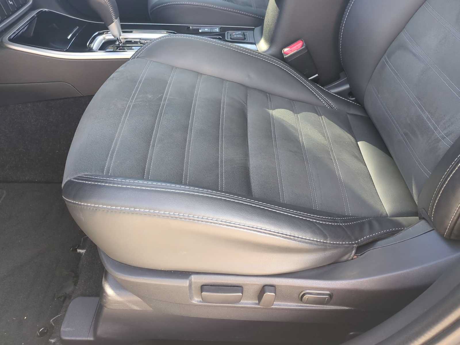 Used 2020 Mitsubishi Outlander SE FWD image 19